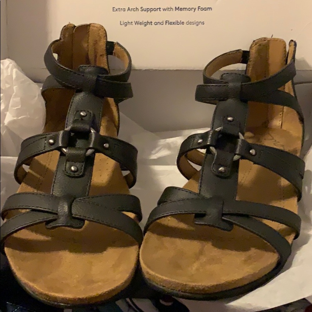 Natural soul black sandals